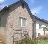 CENA DOHODOU Menší domček v príjemnom prostredí obce Šiatorská Bukovin - Rodinný dom v Šiatorskej Bukovinke s kamennými schodmi a záhradou, na pozadí je modrá obloha.