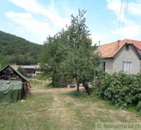 CENA DOHODOU Menší domček v príjemnom prostredí obce Šiatorská Bukovin - Rodinný dom v Šiatorskej Bukovinke s ovocným stromom, viničom a drevárňou v blízkosti lesa.
