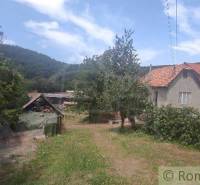 CENA DOHODOU Menší domček v príjemnom prostredí obce Šiatorská Bukovin - Rodinný dom v Šiatorskej Bukovinke s výhľadom na vrchy, záhrada so stromami a viničom.