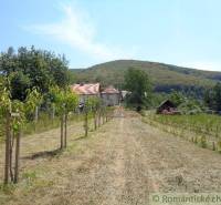CENA DOHODOU Menší domček v príjemnom prostredí obce Šiatorská Bukovin - Rodinný dom v Šiatorskej Bukovinke s veľkou záhradou a vinohradom, obklopený prírodou.