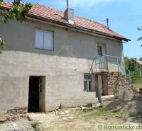 CENA DOHODOU Menší domček v príjemnom prostredí obce Šiatorská Bukovin - Rodinný dom v Šiatorskej Bukovinke so schodmi a stromom v exteriéri.