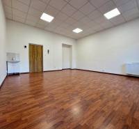 Priestor na prenájom - 35 m2 - Moyzesova, Košice - Kancelária s umývadlom a podlahou s dreveným dekorom.