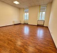 Priestor na prenájom - 35 m2 - Moyzesova, Košice - Kancelárie s podlahou s dreveným dekorom, svetlý interiér s veľkými oknami.