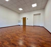 Priestor na prenájom - 35 m2 - Moyzesova, Košice - Kancelária s podlahou s dreveným dekorom, bielymi stenami a podhľadovým stropom.
