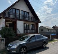 Miesto, ktoré dnes v meste nenájdete – 5i rodinný dom s potenciálom - Rodinný dom na Štúrovej ulici v Borskom Mikuláši s autom pred bránou.