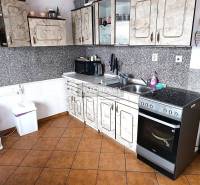 Prenájom, dvojizbový byt Nováky - Kuchyňa s dlažbou a kuchynskou linkou v 2-izbovom byte.