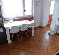 Prenájom, dvojizbový byt Nováky - Jedáleň v 2-izbovom byte s bielym stolom a hnedou dlážkou.