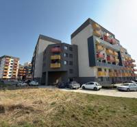 Na predaj moderný 2 izbový byt, komplex MIKO Trnava - Bytové domy na Mikovíniho ulici v Trnave s parkoviskom a zelenou plochou.