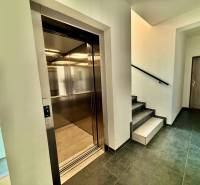 Na predaj moderný 2 izbový byt, komplex MIKO Trnava - Steny s výmenníkmi, výťah a schodisko v bytovke na Mikovíniho ulici v Trnave.