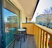 Na predaj moderný 2 izbový byt, komplex MIKO Trnava - Balkón 2-izbového bytu na Mikovíniho ulici v Trnave s posedením a výhľadom na ulicu.