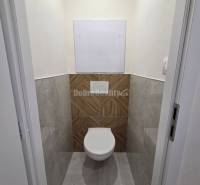 3 izbový byt na Starom Sídlisku o výmere 74m2. - WC s modernými obkladmi a dlažbou v 3-izbovom byte.