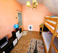 Predaj 5-izbový dom v Kameňanoch, okres Revúca - Izba v rodinnom dome s poschodovou posteľou a koberecom s Eiffelovou vežou.