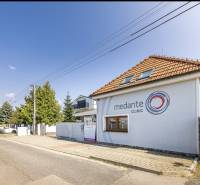 Na predaj dom ktorý môže slúžiť na podnikanie alebo bývanie vo Vrakuni - Rodinný dom na ulici Podpriehradná v Bratislave-Vrakuni s logom kliniky.