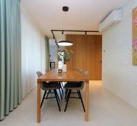 NUERA︱Penthouse s terasou s krásnymi výhľadmi v Dúbravke - Jedáleň vo 4-izbovom byte s dreveným stolom a dekoratívnou maľbou na stene.