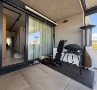 NUERA︱Penthouse s terasou s krásnymi výhľadmi v Dúbravke - Balkón 4-izbového bytu s grilom, stoličkou a výhľadom na Dúbravku.