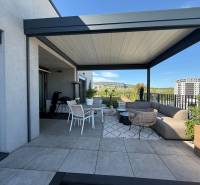 NUERA︱Penthouse s terasou s krásnymi výhľadmi v Dúbravke - Terasa s pergolou pri 4-izbovom byte na Agátovej ulici v lokalite Bratislava - Dúbravka.