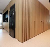 NUERA︱Penthouse s terasou s krásnymi výhľadmi v Dúbravke - Kuchyňa v 4-izbovom byte s dekorom dreva, čiernou chladničkou a bielymi dlaždicami.