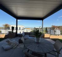 NUERA︱Penthouse s terasou s krásnymi výhľadmi v Dúbravke - Terasa 4-izbového bytu na Agátovej ulici v Bratislave - Dúbravke s výhľadom.