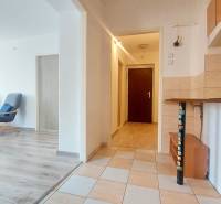 Na PRENÁJOM, VEĽKÝ 2 izb. TEHLOVÝ BYT, SÍDLISKO II., PREŠOV  - Kuchyňa s obývacou izbou, biele steny, podlaha s dreveným dekorom, 2-izbový byt.