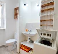 Na PRENÁJOM, VEĽKÝ 2 izb. TEHLOVÝ BYT, SÍDLISKO II., PREŠOV  - Kúpeľňa v 2-izbovom byte s práčkou, sanitačkou a regálom na uteráky.