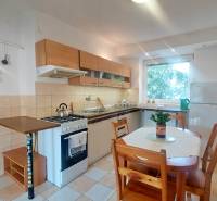 Na PRENÁJOM, VEĽKÝ 2 izb. TEHLOVÝ BYT, SÍDLISKO II., PREŠOV  - Kuchyňa s kuchynskou linkou a jedálenským stolom v 2-izbovom byte.