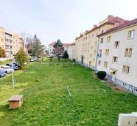 Na PRENÁJOM, VEĽKÝ 2 izb. TEHLOVÝ BYT, SÍDLISKO II., PREŠOV  - Bytové domy a parkovisko medzi zelenými dvormi na ulici Obrancov mieru v Prešove.