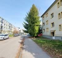 Na PRENÁJOM, VEĽKÝ 2 izb. TEHLOVÝ BYT, SÍDLISKO II., PREŠOV  - Budovy a autá na ulici Obrancov mieru v Prešove, vhodné pre 2-izbový byt.