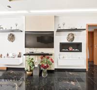 Na predaj 4-izb. byt s loggiou , Dunajská Streda - Obývacia izba so štýlovým príslušenstvom a televízorom na stene, 4-izbový byt.