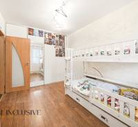 Na predaj 4-izb. byt s loggiou , Dunajská Streda - Detská izba v 4-izbovom byte s poschodovou posteľou a podlahou s dreveným dekorom.