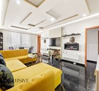 Na predaj 4-izb. byt s loggiou , Dunajská Streda - Svetlá obývačka s výrazným žltým gaučom a lesklou podlahou v 4-izbovom byte.