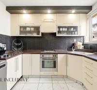 Na predaj 4-izb. byt s loggiou , Dunajská Streda - Kuchyňa v 4-izbovom byte so vstavanými spotrebičmi a keramickým obkladom na stenách.