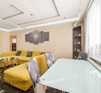 Na predaj 4-izb. byt s loggiou , Dunajská Streda - Obývačka v 4-izbovom byte s veľkou žltou sedačkou a skleneným stolom.