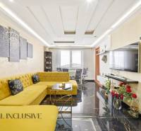 Na predaj 4-izb. byt s loggiou , Dunajská Streda - Obývacia izba v 4-izbovom byte s rohovou sedačkou a lesklou podlahou.