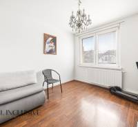 Na predaj 4-izb. byt s loggiou , Dunajská Streda - Izba v 4-izbovom byte s pohovkou, obrazom a podlahou s dreveným dekorom.