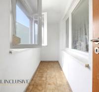 Na predaj 4-izb. byt s loggiou , Dunajská Streda - Presklená lodžia s dlažbou v 4-izbovom byte, biele steny a otvorené okná.