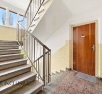 Na predaj 4-izb. byt s loggiou , Dunajská Streda - Schodisko vedie k dverám s dreveným dekorom v 4-izbovom byte.