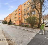 Na predaj 4-izb. byt s loggiou , Dunajská Streda - Exteriér na Radničnom námestí v Dunajskej Strede so žltou obytnou budovou a autami.