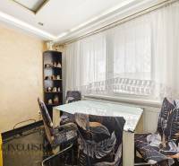 Na predaj 4-izb. byt s loggiou , Dunajská Streda - Jedálenský kút so skleneným stolom a stoličkami v 4-izbovom byte.