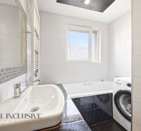 Na predaj 4-izb. byt s loggiou , Dunajská Streda - Kúpeľňa so sprchou, umývadlom, práčkou a oknami v 4-izbovom byte.