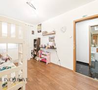 Na predaj 4-izb. byt s loggiou , Dunajská Streda - Detská izba v 4-izbovom byte s poschodovou posteľou a podlahou s dreveným dekorom.