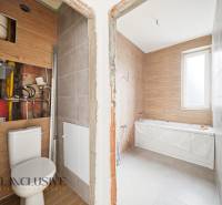 Na predaj zrekonštr. 3-izb. byt s balkónom, Dun.Streda - Kúpeľňa a technická miestnosť v 3-izbovom byte s podlahou s dreveným dekorom.