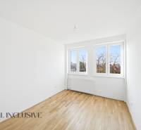 Na predaj zrekonštr. 3-izb. byt s balkónom, Dun.Streda - Svetlá izba s veľkými oknami a podlahou s dreveným dekorom v 3-izbovom byte.