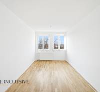 Na predaj zrekonštr. 3-izb. byt s balkónom, Dun.Streda - Svetlá izba s podlahou s dreveným dekorom v 3-izbovom byte.