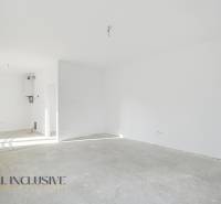 Na predaj zrekonštr. 3-izb. byt s balkónom, Dun.Streda - Nezariadený interiér 3-izbového bytu s bielymi stenami a prípravou na kuchyňu.