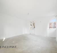 Na predaj zrekonštr. 3-izb. byt s balkónom, Dun.Streda - Prázdna izba v 3-izbovom byte s bielymi stenami a betónovou podlahou.