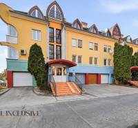 Na predaj zrekonštr. 3-izb. byt s balkónom, Dun.Streda - Farebný obytný dom s garážami, schodiskom a zeleňou v Dunajskej Strede.