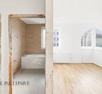 Na predaj zrekonštr. 3-izb. byt s balkónom, Dun.Streda - Interiér 3-izbového bytu, kúpeľňa so svetlou dlažbou a obývačka s podlahou s dreveným dekorom.