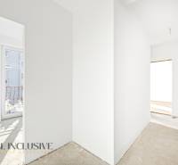 Na predaj zrekonštr. 3-izb. byt s balkónom, Dun.Streda - Chodba v 3-izbovom byte s bielymi stenami a vstupom na balkón.