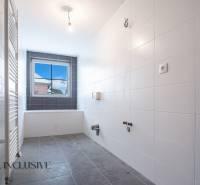 Na predaj poschodový 6-izbový rodinný dom, Horné Mýto - Kúpeľňa s bielymi obkladačkami a sivou dlažbou v rodinnom dome.