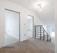 Na predaj poschodový 6-izbový rodinný dom, Horné Mýto - Nezariadený interiér rodinného domu s podlahou s dreveným dekorom a schodiskom.